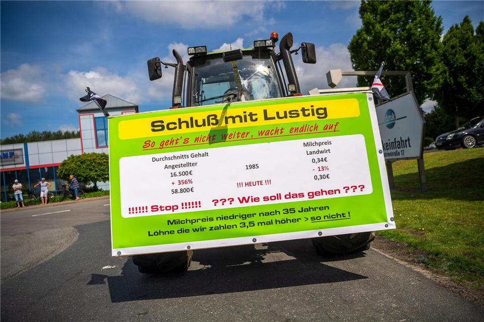 Die Erlöse der Milchviehhalter sind derzeit im Keller, gleichzeitig locken die Lebensmittelhändler mit extrem niedrigen Preisen Kunden an - kommt es wieder zu Bauernprotesten wie vor einigen Jahren? (Archivbild)Sina Schuldt/dpa