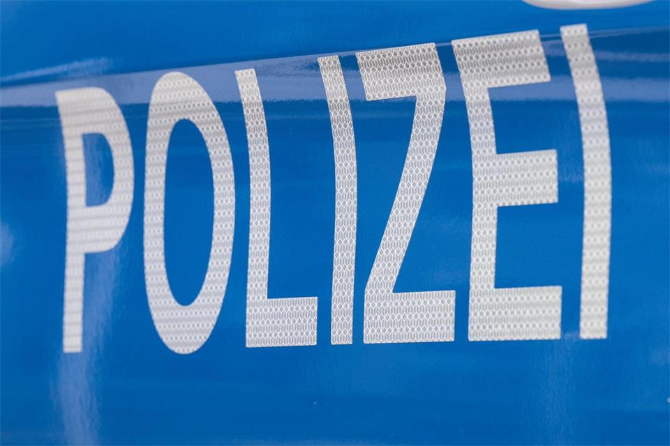 Die Ermittler fahnden nun öffentlich nach dem 30-Jährigen. (Symbolbild)Boris Roessler/dpa
