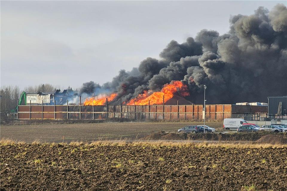Die Ermittler schätzen den Schaden durch das Feuer in Gattendorf (Landkreis Hof) auf rund vier Millionen Euro. (Archivbild)Mike Müller/dpa