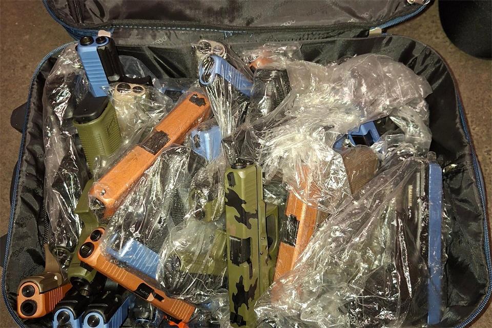 Die Ermittler stellten zahlreiche Kurzwaffen sicher.Handout / Berlin/ZFA Frankfurt am Main/dpa