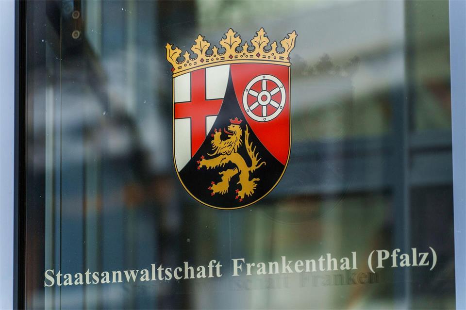 Die Ermittlungen der Staatsanwaltschaft Frankenthal und der Polizei dauern an. (Symbolbild)Andreas Arnold/dpa