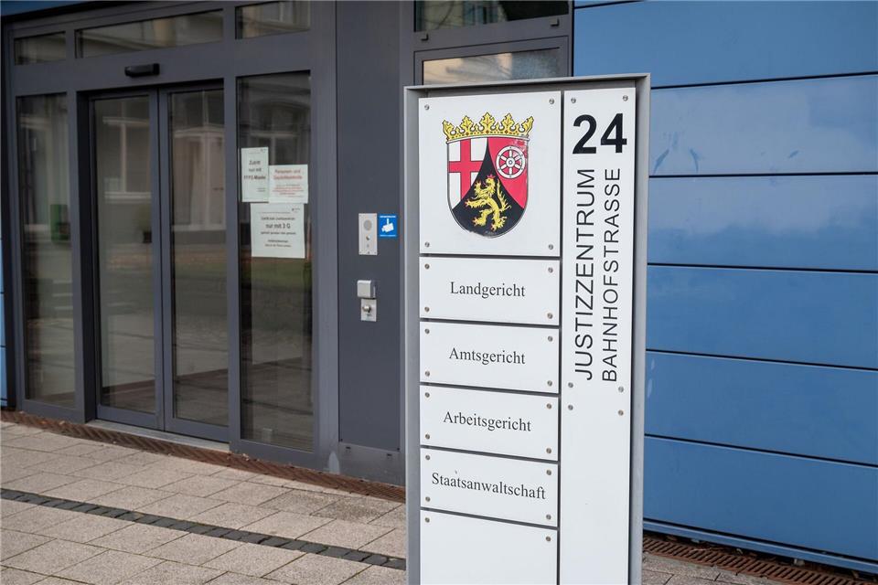 Die Ermittlungen der Staatsanwaltschaft dauern an. (Symbolbild)Harald Tittel/dpa