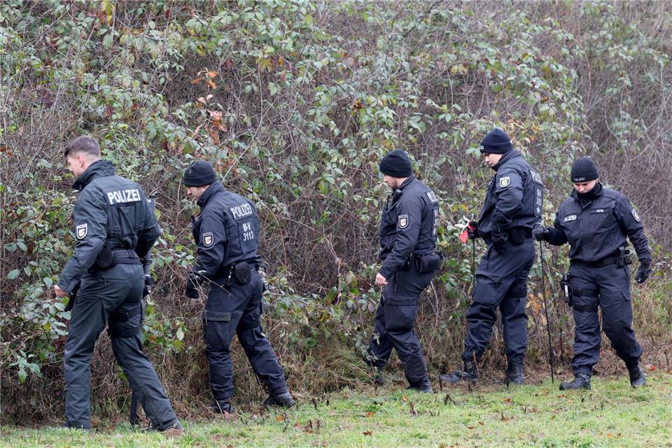 Die Ermittlungen im Fall des getöteten achtjährigen Fabian führen Polizisten zurück in das Gebiet des Fundortes.Bernd Wüstneck/dpa