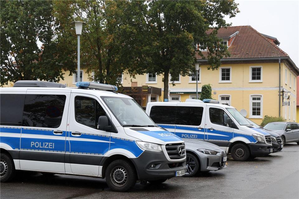 Kind vermutlich Opfer einer Gewalttat - Obduktion angeordnet Die Ermittlungen nach dem Fund der Kinderleiche in einem Wald nahe Güstrow stehen ganz am Anfang, sagte der Sprecher der Staatsanwaltschaft.Bernd Wüstneck/dpa