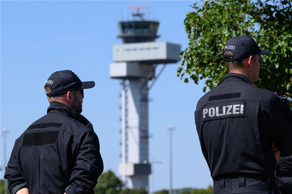 Die Ermittlungen nach dem Fund einer Sprengstoff-Drohne am Flughafen Leipzig/Halle laufen. (Archivbild)Hendrik Schmidt/dpa