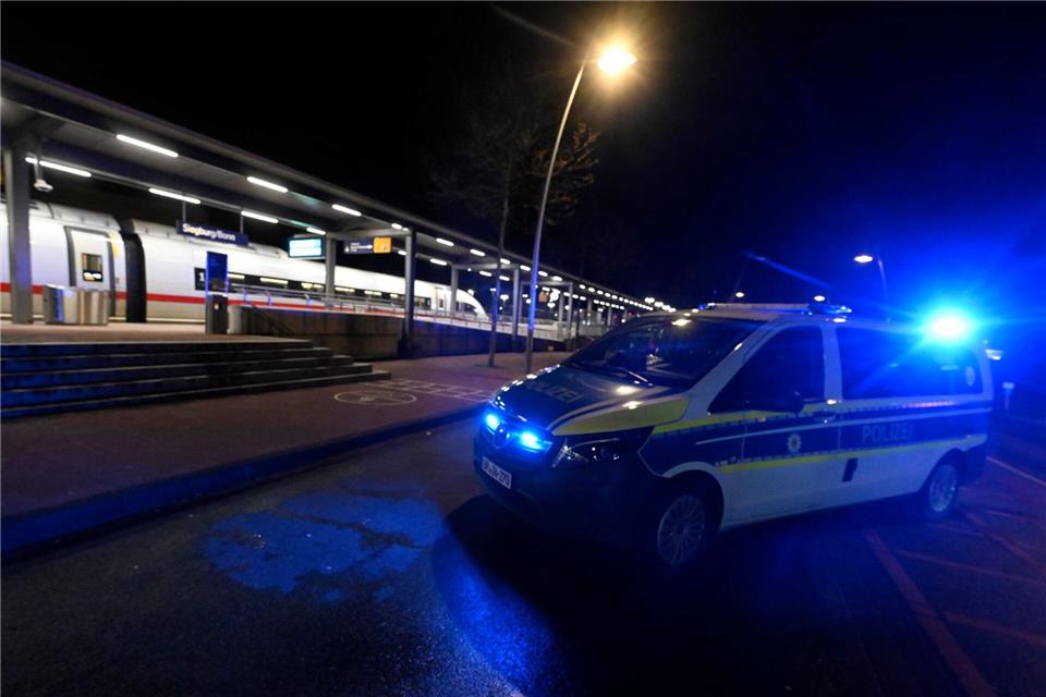 Die Ermittlungen zum Motiv des Mannes laufen.Roberto Pfeil/dpa