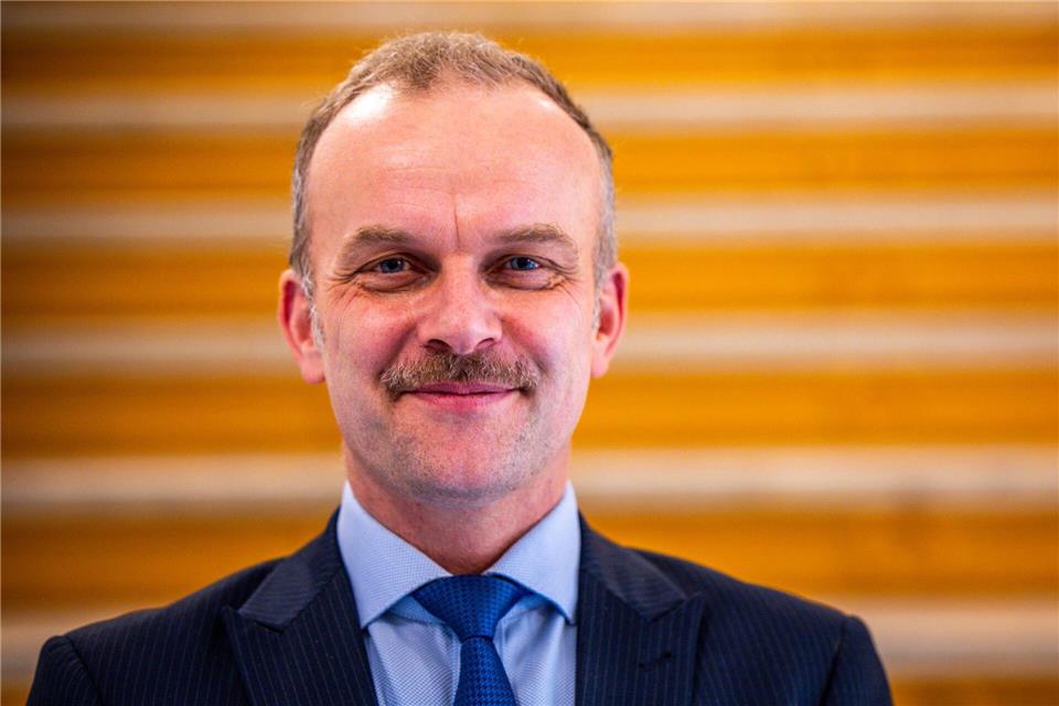 Die Ernennungsurkunde hat er schon: Silvio Witt übernimmt zum 1. Januar 2026 das Amt des Bürgerbeauftragten Mecklenburg-Vorpommerns.Jens Büttner/dpa