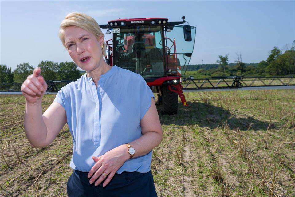 Die Erntebereisung und Gespräche mit Bauern sind alljährlich feste Bestandteile der Sommertour von Mecklenburg-Vorpommerns Ministerpräsidentin Manuela Schwesig (SPD).Stefan Sauer/dpa