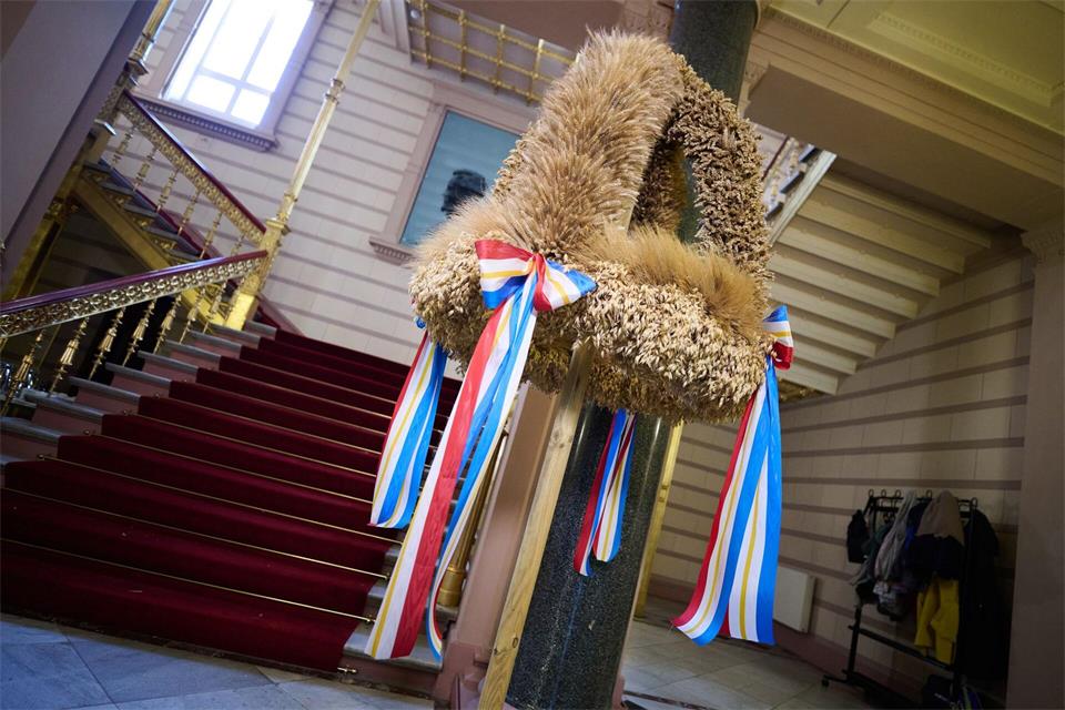 Die Erntekrone stammt vom Landeserntedankfest in Grabow.Philip Dulian/dpa