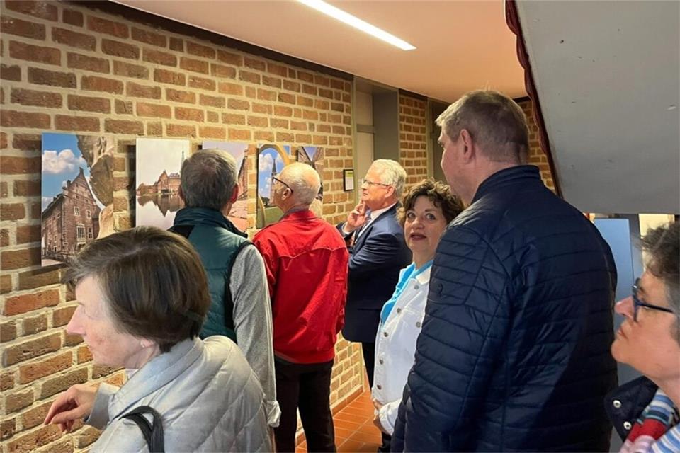 Die Eröffnung der Ausstellung „Unser Schloss“ im Rathaus in Raesfeld war gut besucht. © Niklas Berkel