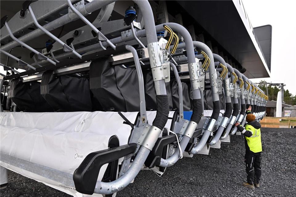 Die Eröffnung der Fellbergbahn, einem sechssitzigen Sessellift, ist für den 20. Dezember geplant. Insgesamt sind rund 15,8 Millionen Euro in das Projekt investiert worden.Martin Schutt/dpa