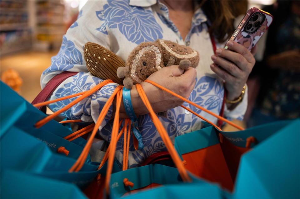 Die Eröffnung der Jellycat-Verkaufsfläche zog einige Fans an.Sebastian Christoph Gollnow/dpa