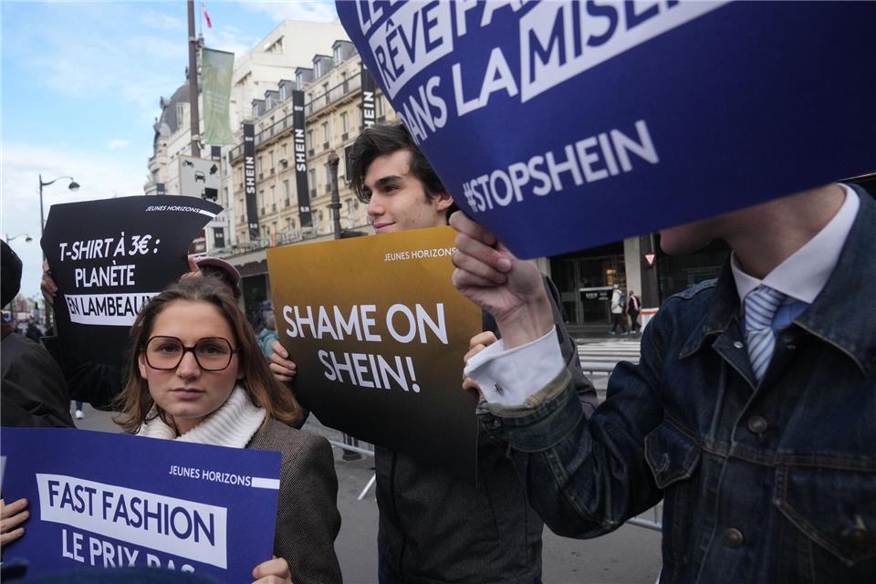 Die Eröffnung von Sheins erster Ladenfläche in Paris wurde im vergangenen November von Protesten begleitet. (Archivbild)Thibault Camus/AP/dpa