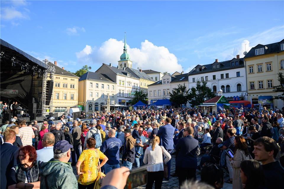Die Eröffnungsfeier des beliebten Volksfestes gab es auf dem Sebnitzer Marktplatz.Robert Michael/dpa