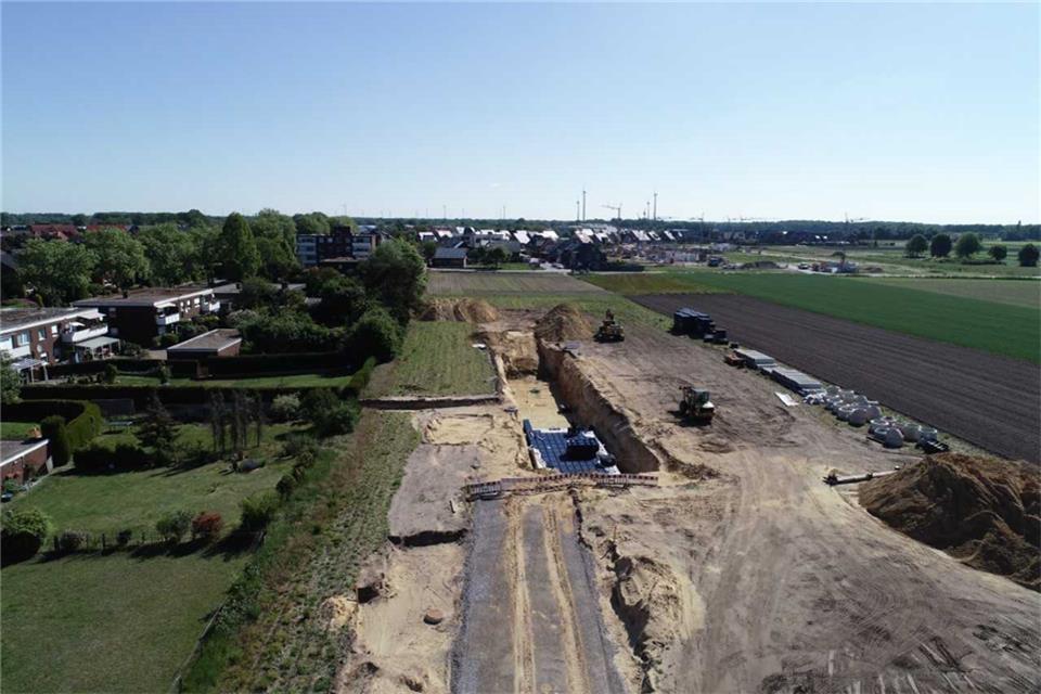 Die Erschließungsarbeiten für das Neubaugebiet am Binsenweg machen deutliche Fortschritte. In dem Bereich muss die Gemeinde ein großes Regenrückhaltebecken errichten.