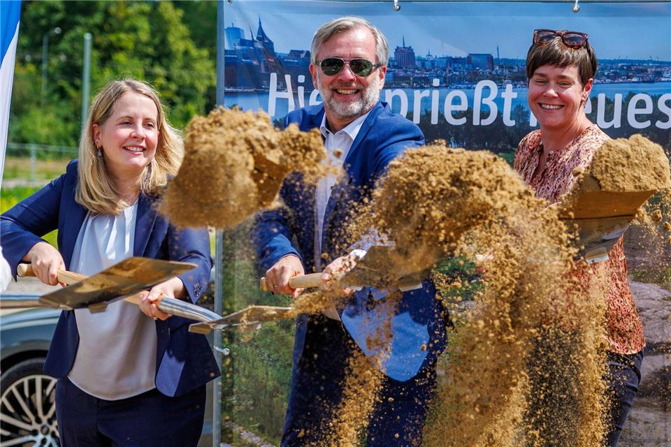 Die Erschließungsarbeiten für das neue Wohngebiet WarnowQuartier haben mit dem symbolischen ersten Spatenstich begonnen. Jens Büttner/dpa