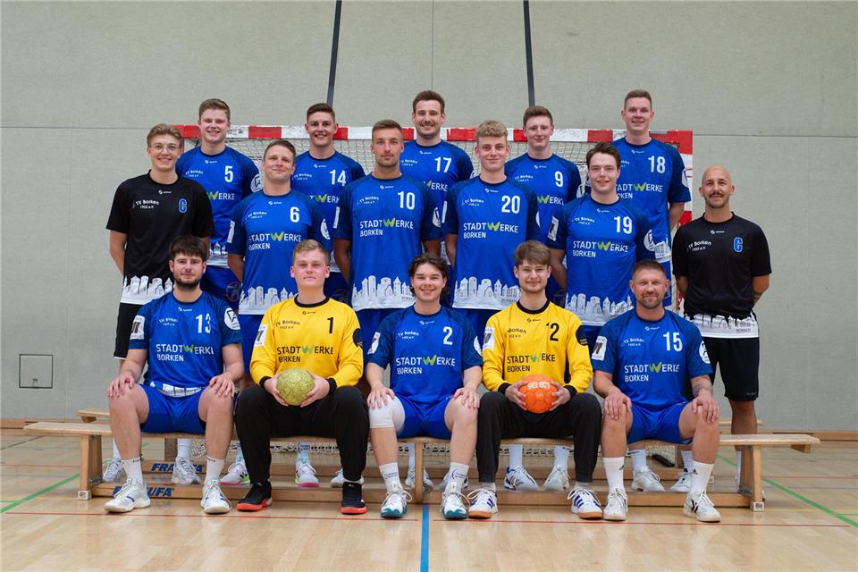 Die Erstgarnitur des TV Borken um Trainer Christian Summen (rechts) spielt am Donnerstag gegen den Bundesligisten TSV Hannover-Burgdorf.