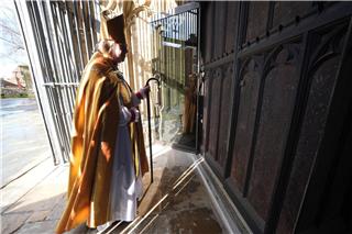 Die Erzbischöfin von Canterbury, Dame Sarah Mullally, schlägt dreimal gegen das Westportal der Kathedrale von Canterbury, bevor sie in der Kathedrale von Canterbury in Kent zur 106. Erzbischöfin von Canterbury inthronisiert wird.Yui Mok/PA Wire/dpa