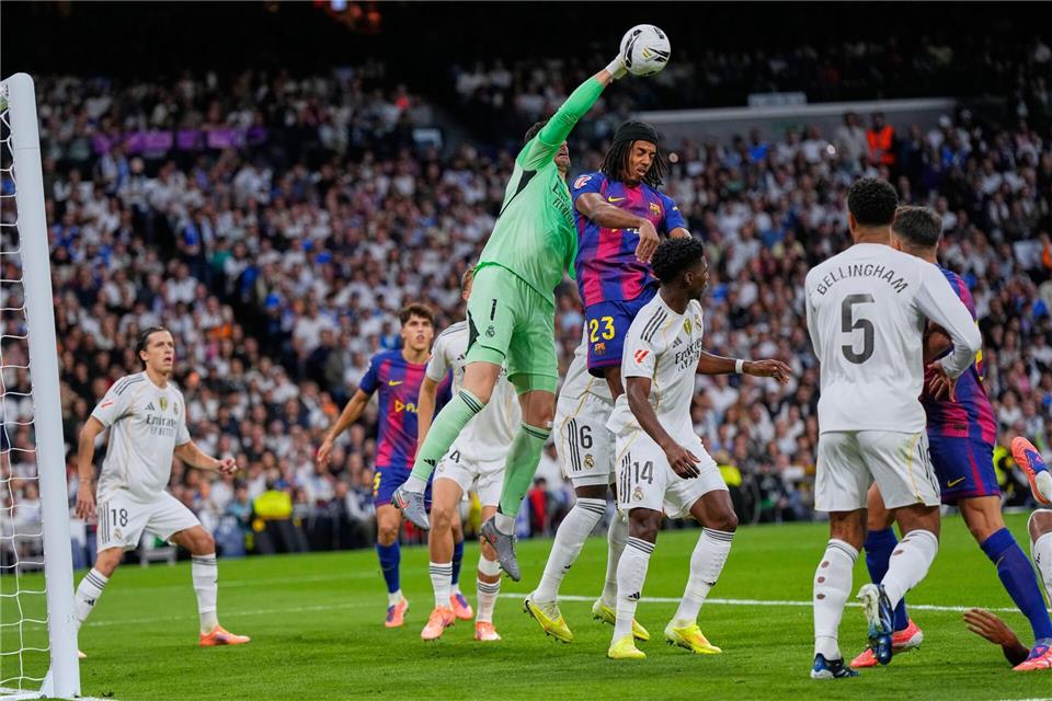 Real setzt sich mit Clásico-Sieg von Barcelona ab  Die Erzrivalen lieferten sich im Bernabéu-Stadion ein sehenswertes Duell.Manu Fernandez/AP/dpa