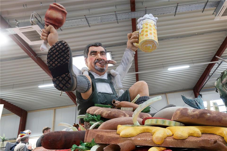 Die Essgewohnheiten des bayerischen Ministerpräsidenten Markus Söder (CSU) spießen die Mainzer Narren an Rosenmontag auf.Boris Roessler/dpa