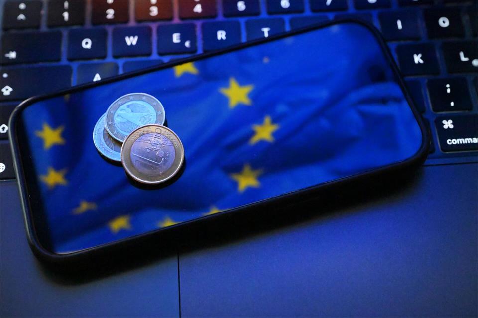 Die Euro-Notenbanken tüfteln seit Jahren an einer digitalen Variante der europäischen Gemeinschaftswährung und peilen eine Einführung der Alternative zum Bargeld im Jahr 2029 an. (Symbolbild)Malin Wunderlich/dpa