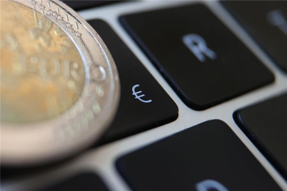 Die Euro-Währungshüter wollen mit einem digitalen Euro privaten Anbietern vor allem aus den USA ein europäisches Angebot entgegensetzen. (Symbolbild)Karl-Josef Hildenbrand/dpa