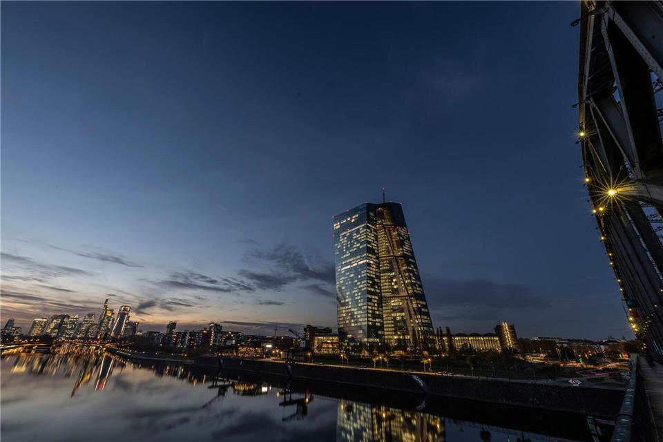 Die Europäische Zentralbank (EZB) bleibt in Sachen Zinsen in Lauerstellung. (Archivbild)Boris Roessler/dpa