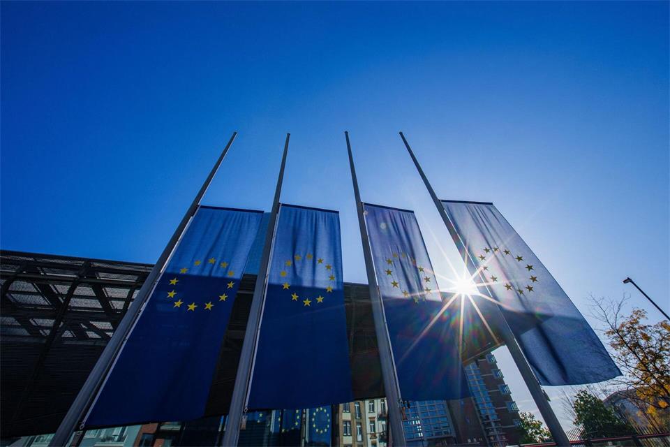 Die Europäische Zentralbank in Frankfurt entscheidet regelmäßig über die Leitzinsen im Euroraum. Nach zwei Zinserhöhungen in diesem Jahr hält die Notenbank vorerst still.Andreas Arnold/dpa
