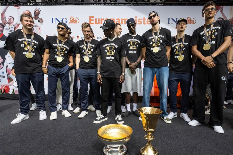 Basketball-Coach nach EM-Gold: Hallen und Trainer fehlen Die Europameister feiern mit ihren Trophäen.Boris Roessler/dpa