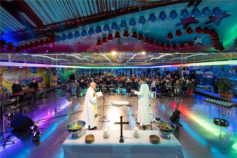 Die Evangelische Kirche in Mitteldeutschland lädt zu Gottesdiensten auf Volksfesten ein - wie 2024 zum „Abendmahl im Autoscooter“. (Archivbild)Michael Reichel/dpa