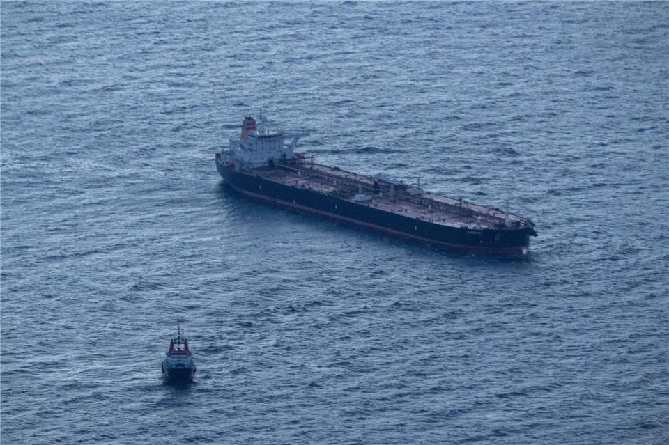 Greenpeace: „Eventin“ zeigt Gefahren der Schattenflotte Die „Eventin“ liegt manövrierunfähig vor Rügen.Stefan Sauer/dpa