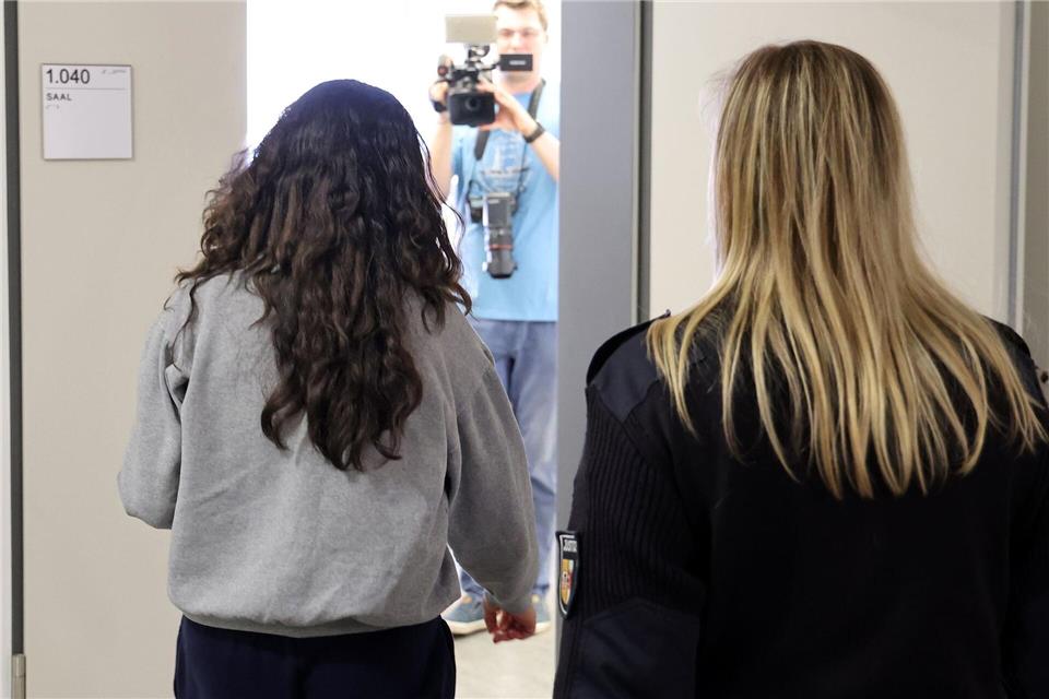 Die Ex-Pflegeheimbetreiberin (l) hat nach ihrer Verurteilung durch das Landgericht Rostock mit ihrer Revision beim Bundesgerichtshof teilweise Erfolg. (Archivbild)Bernd Wüstneck/dpa