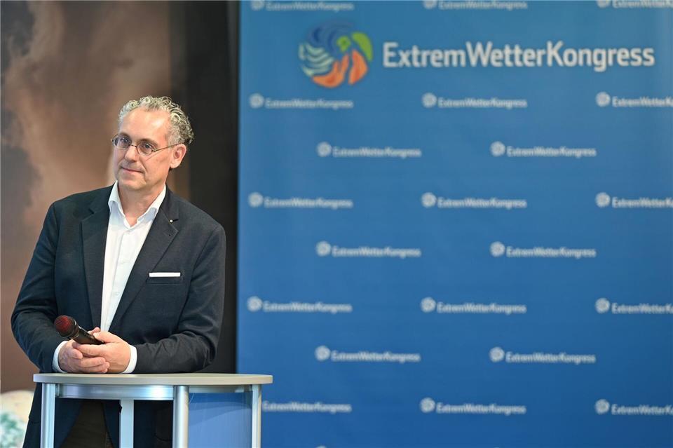 Die Experten befürchten, dass es in Zukunft mehr Hitzewellen und heftigere Sturmfluten geben wird.David Hammersen/dpa