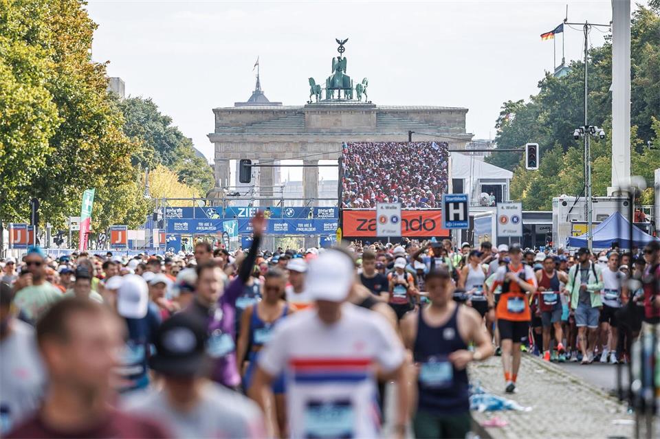 Die Experten raten von Experimenten beim Marathon-Debüt ab. (Archivbild)Andreas Gora/dpa