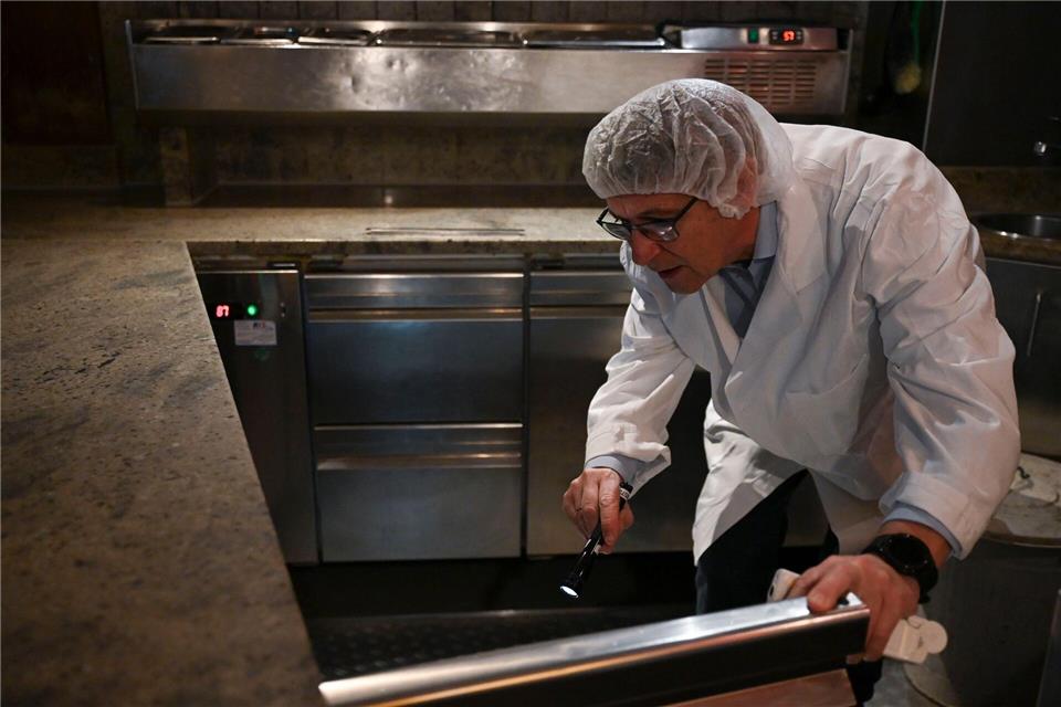 Die Experten von der Lebensmittelkontrolle begutachten jeden Schrank. Katharina Kausche/dpa