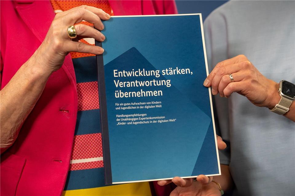 Die Expertenkommission „Kinder und Jugendschutz in der digitalen Welt“ hat insgesamt 56 Empfehlungen.Michael Kappeler/dpa