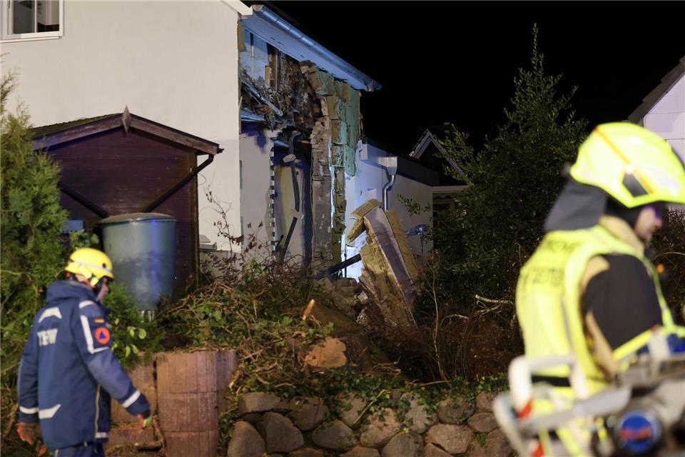 Die Explosion hat das Haus beschädigt. Die Schadenshöhe ist nicht bekannt. Christian Charisius/dpa