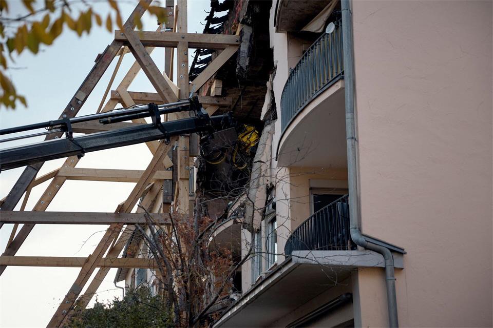 Die Explosion riss ein großes Loch in die Hauswand. Tizian Gerbing/dpa
