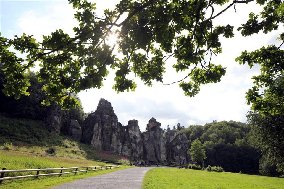 Die Externsteine sind eine markante Sandstein-Felsformation im Teutoburger Wald - eine Natursehenswürdigkeit Deutschlands. (Archivbild)picture alliance / dpa