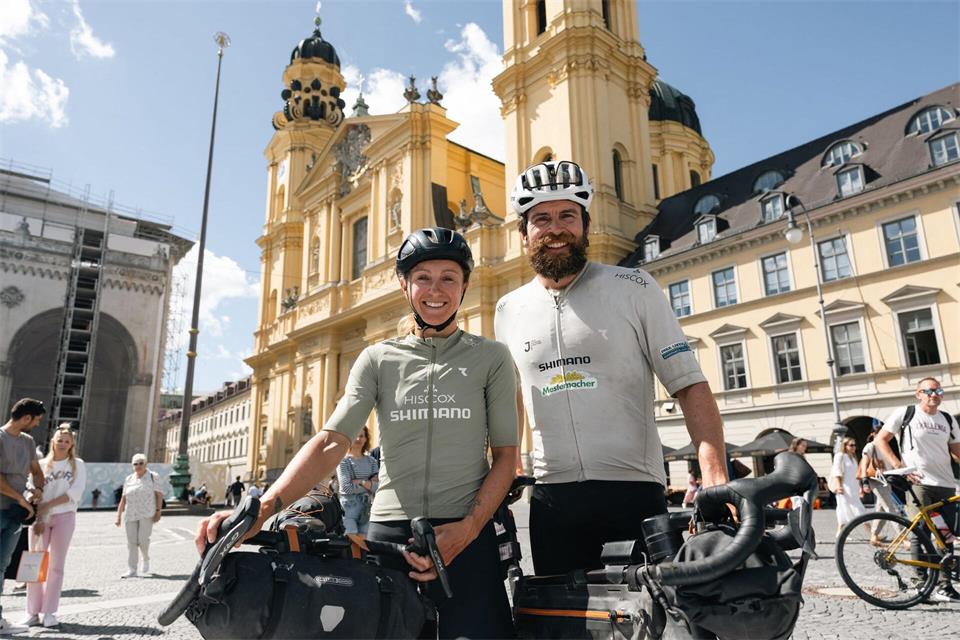 Die Extremsportler Jonas Deichmann und Josefine Rutkowski sind mit ihren Rädern 24.000 Kilometer durch Europa gefahren.Andreas Zitt/dpa