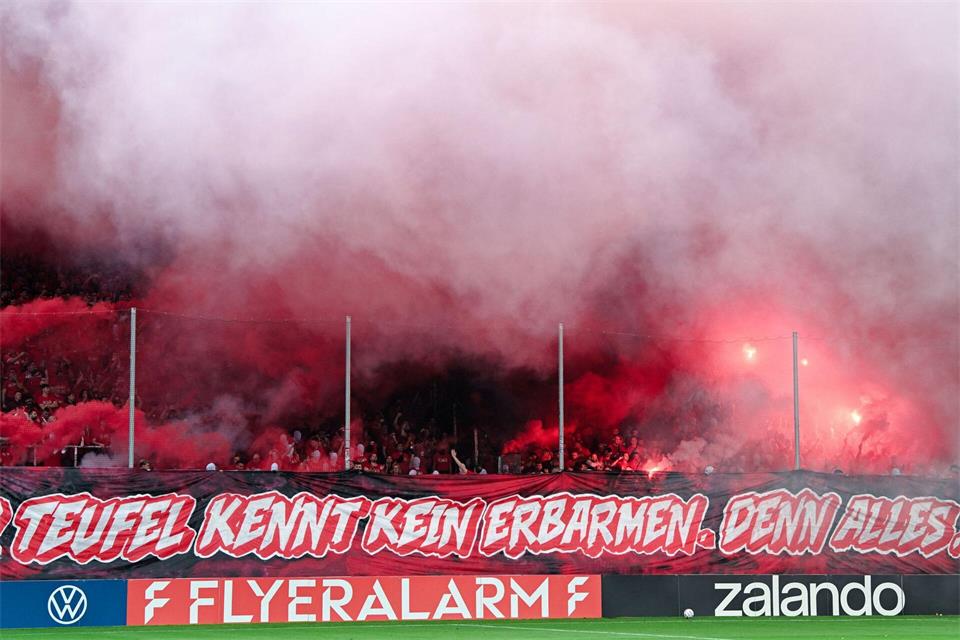 Die FCK-Fans zündeten zahlreiche Feuerwerkskörper und Pyrotechnik.Uwe Anspach/dpa