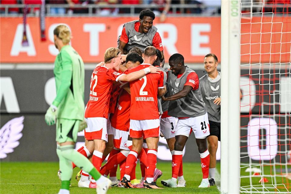 Die FCK-Spieler bejubeln das goldene Tor von Marlon Ritter. Uwe Anspach/dpa