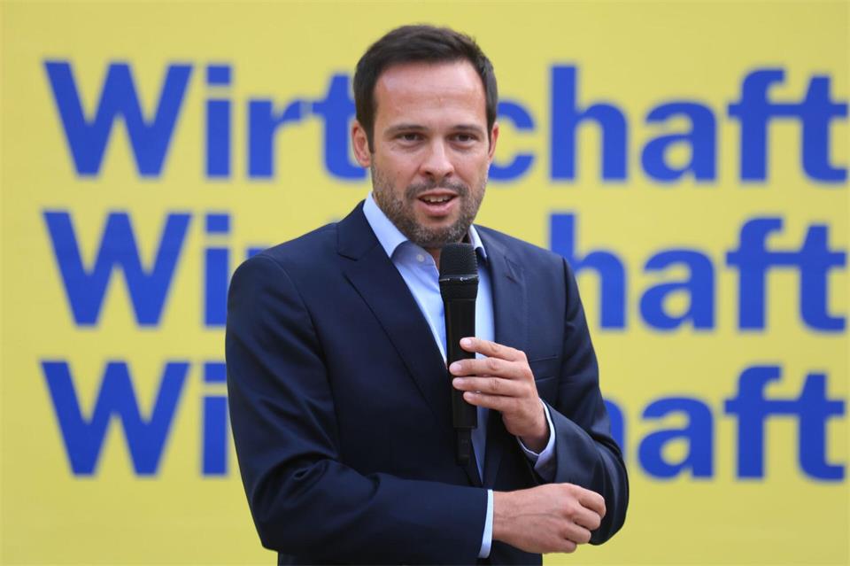 Die FDP fordert von Bundesregierung einen Stopp der Berliner Pläne zur Wohnungsenteignung. (Archivbild)Matthias Bein/dpa