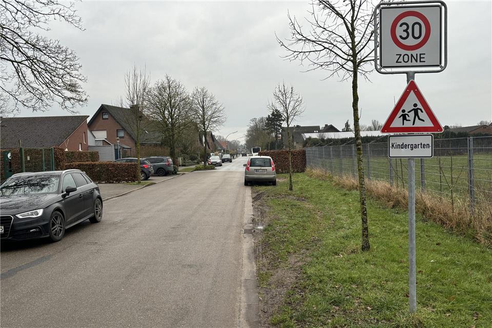 Die FDP möchte, dass Tempo 30 auf der Straße Holten in Erle bereits ab dem Ortseingang gilt. Dafür soll das Schild versetzt werden.