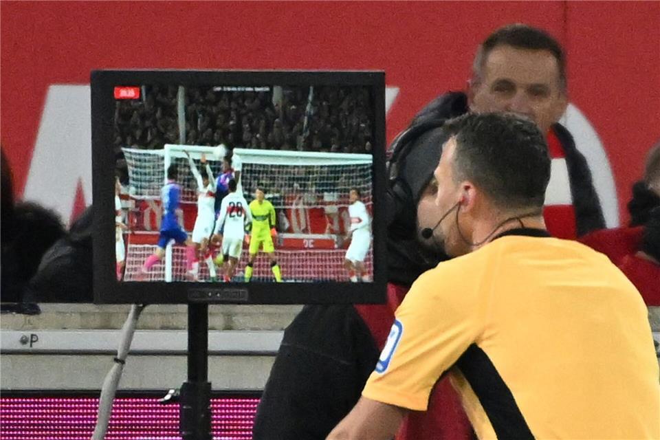 Die FIFA gibt vor, wann im Fußball der VAR eingreift. (Archivbild)Marijan Murat/dpa