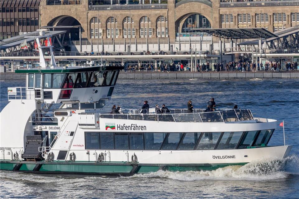 Die Fähre „Övelgönne“ ist am Anleger Hamburg-Finkenwerder mit einer anderen Hafenfähre zusammengestoßen. (Archivbild)Markus Scholz/dpa