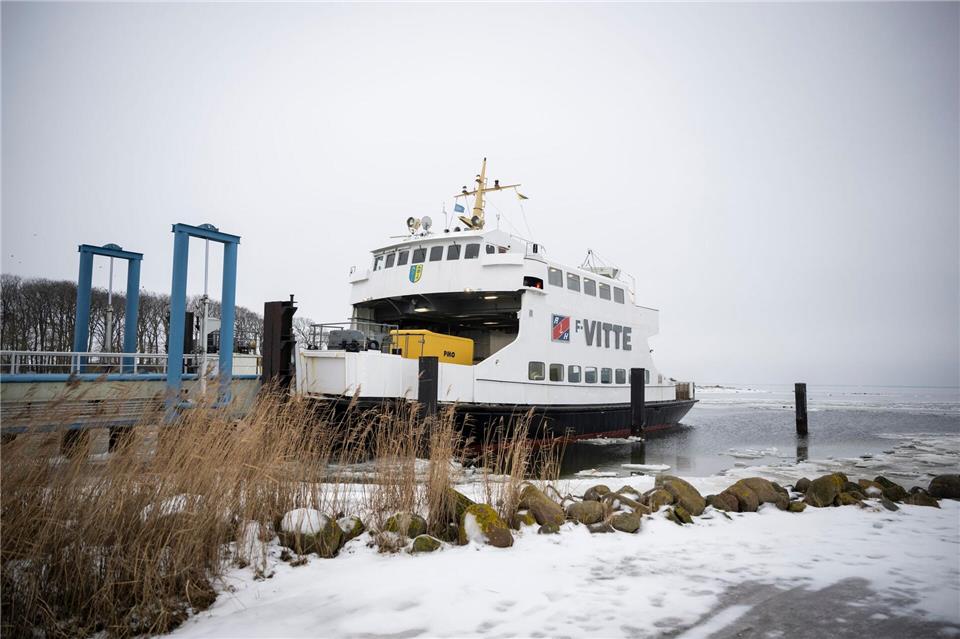 Die Fähre „Vitte“ fährt nach zweiwöchiger Unterbrechung wieder nach Hiddensee.Philip Dulian/dpa