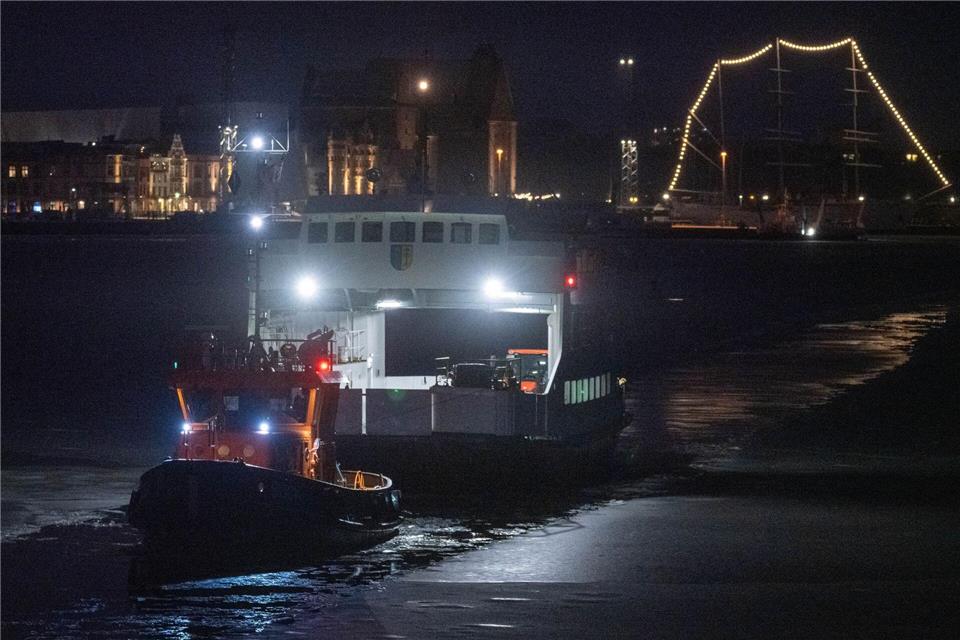 Die Fähre „Vitte“ wurde mit Eisschaden zur Reparatur nach Stralsund geschleppt.Stefan Sauer/dpa