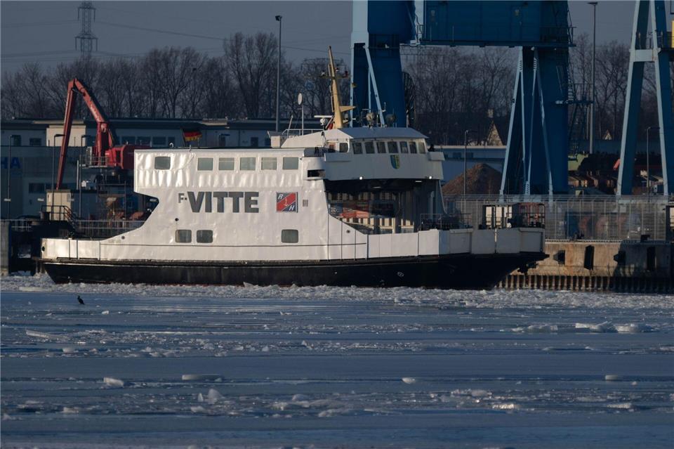Die Fähre liegt zunächst weiter in Stralsund.Stefan Sauer/dpa