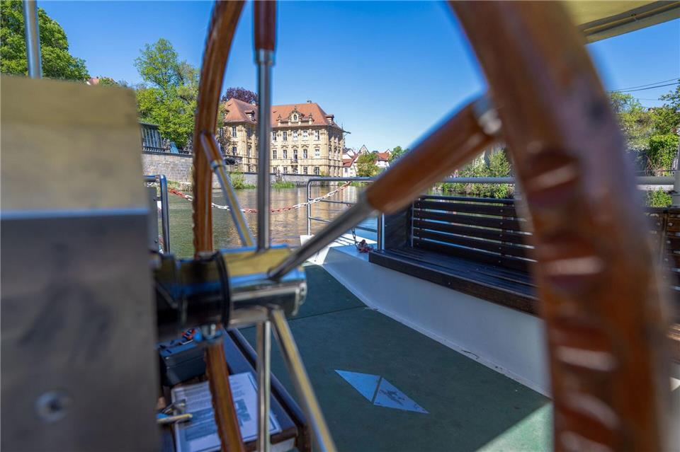 Die Fähre steuert am Künstlerhaus Villa Concordia vorbeiPia Bayer/dpa